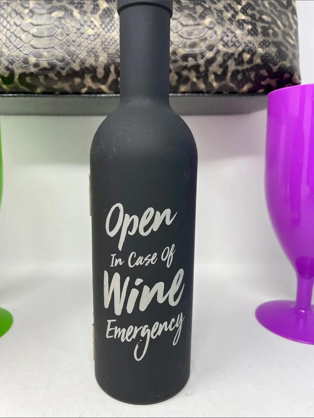 WINE BUNDLE OF INSULATED WINE TRAVEL BAG, WINE CUPS AND ACCESSORIES